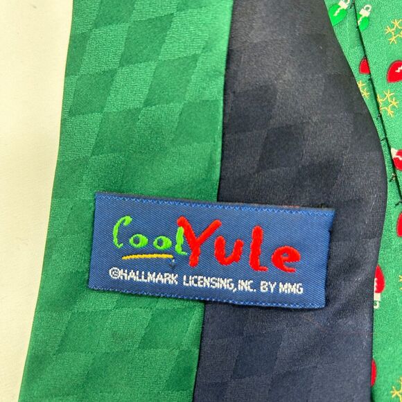 VINTAGE Hallmark Cool Yule Silk Neck Tie - Dancing Christmas Reindeer & Wreath - Picture 4 of 6